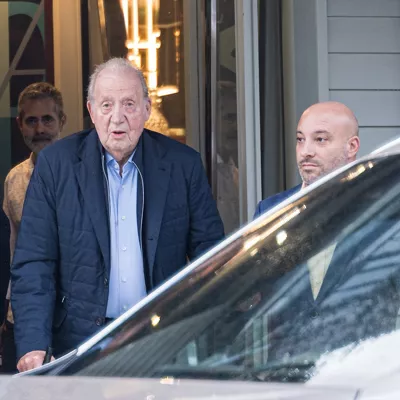 (Foto de ARCHIVO)

El Rey emérito Juan Carlos I a su salida del restaurante D’Berto, a 5 de noviembre de 2025, en O Grove, Pontevedra, Galicia (España). El Rey emérito vuelve a España para participar en las regatas de Sanxenxo el mismo día en que se publican sus memorias, ‘Reconciliación’, en Francia y un mes antes de que salgan a la luz en España.



Elena Fernández / Europa Press

05 NOVIEMBRE 2025;EMÉRITO;REALEZA;REY;

05/11/2025