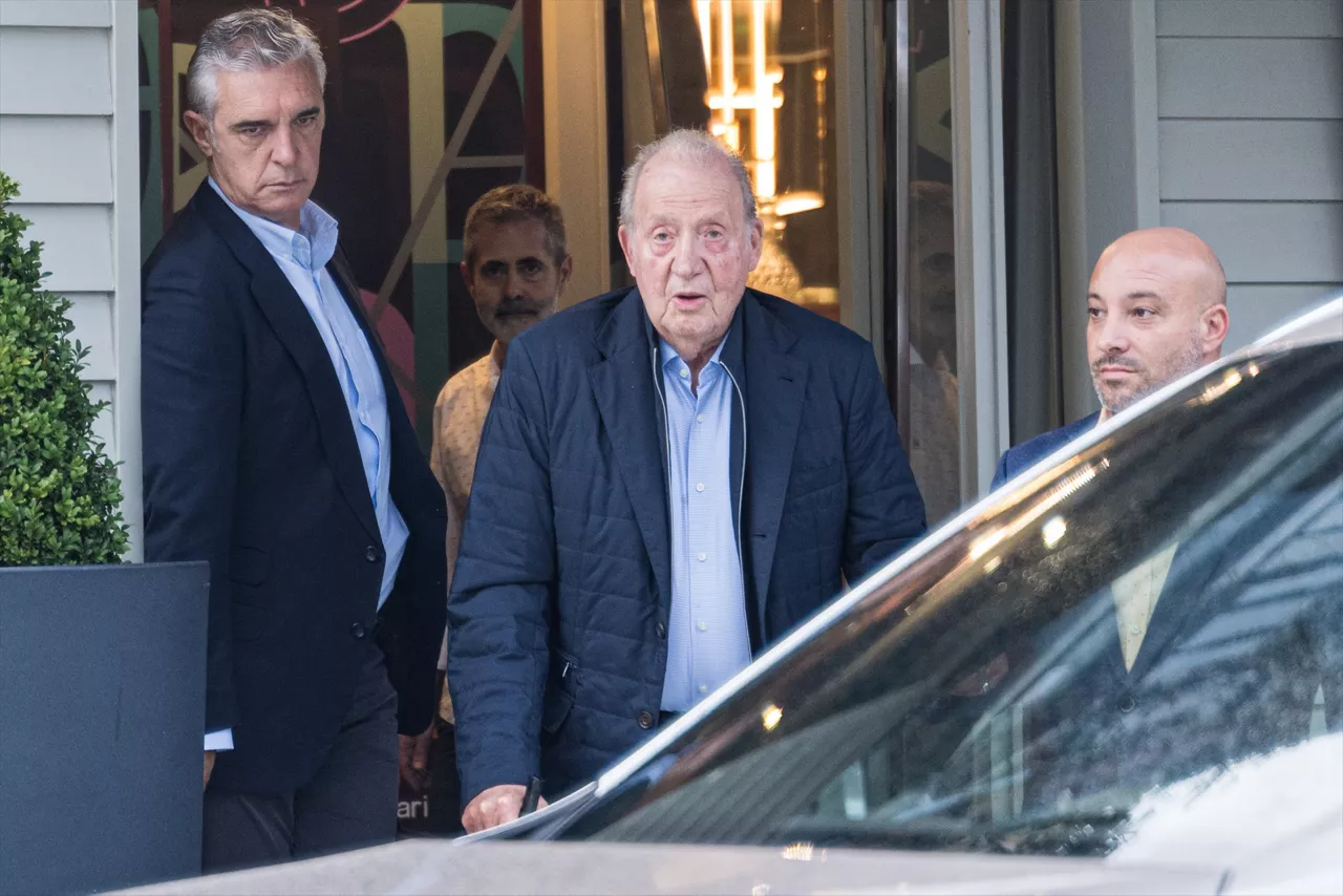 (Foto de ARCHIVO)

El Rey emérito Juan Carlos I a su salida del restaurante D’Berto, a 5 de noviembre de 2025, en O Grove, Pontevedra, Galicia (España). El Rey emérito vuelve a España para participar en las regatas de Sanxenxo el mismo día en que se publican sus memorias, ‘Reconciliación’, en Francia y un mes antes de que salgan a la luz en España.



Elena Fernández / Europa Press

05 NOVIEMBRE 2025;EMÉRITO;REALEZA;REY;

05/11/2025