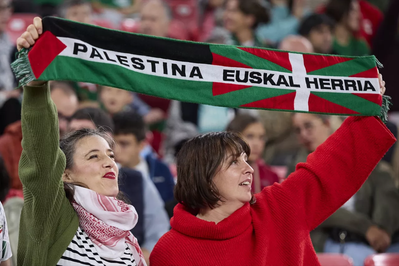 Supporters reacts during the International Friendly match between Basque Country and Palestine at San Mames on November 15, 2025, in Bilbao, Spain.



Ricardo Larreina / AFP7 / Europa Press

15/11/2025 ONLY FOR USE IN SPAIN