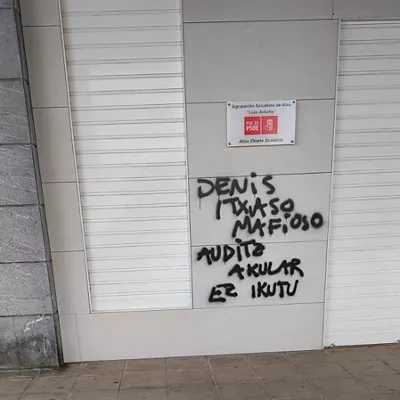 pintadas contra Denis Itxaso en Altza, Donostia