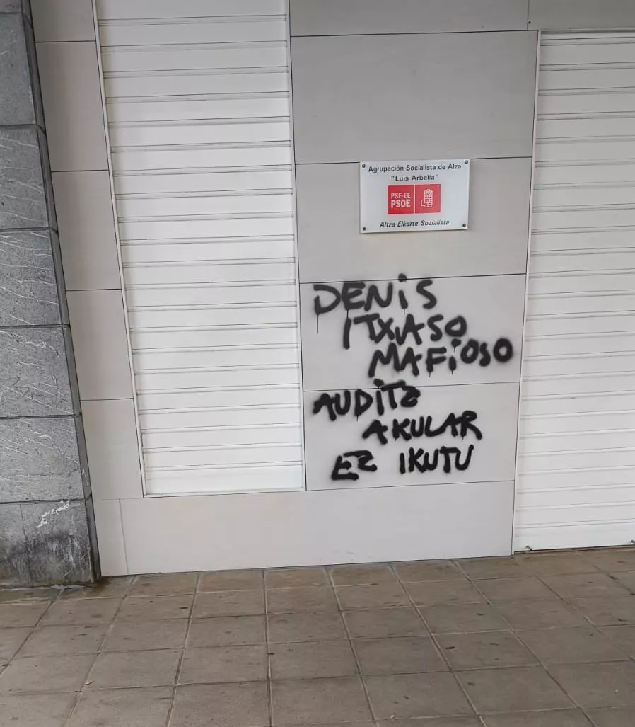 pintadas contra Denis Itxaso en Altza, Donostia