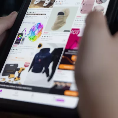 (Foto de ARCHIVO)

Una persona realiza una búsqueda en Aliexpress, a 2 de diciembre de 2025, en Madrid (España). A partir de 2026, se eliminará la exención de aranceles para pedidos de menos de 150 euros procedentes de China, lo que encarecerá las compras en plataformas como Shein, Temu y AliExpress. Esta medida busca frenar la competencia desleal que supone la entrada masiva de productos chinos baratos en Europa.



Eduardo Parra / Europa Press

02 DICIEMBRE 2025: COMPRAS;ONLINE;COMPRA ONLINE;TABLET;MOVIL;ORDENADOR;SHEIN;ALIEXPRESS;TEMU;FASTFASHION

02/12/2025