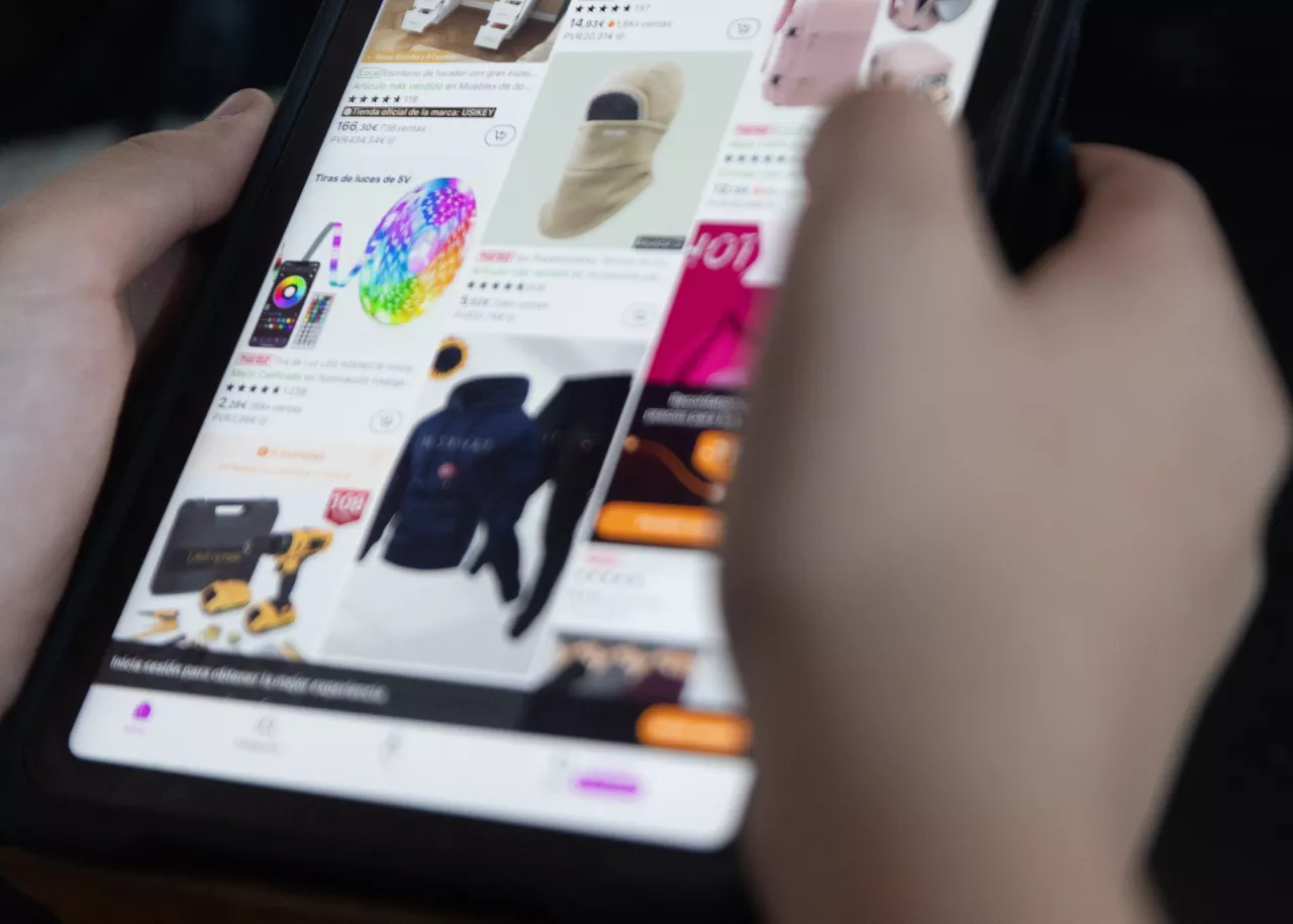 (Foto de ARCHIVO)

Una persona realiza una búsqueda en Aliexpress, a 2 de diciembre de 2025, en Madrid (España). A partir de 2026, se eliminará la exención de aranceles para pedidos de menos de 150 euros procedentes de China, lo que encarecerá las compras en plataformas como Shein, Temu y AliExpress. Esta medida busca frenar la competencia desleal que supone la entrada masiva de productos chinos baratos en Europa.



Eduardo Parra / Europa Press

02 DICIEMBRE 2025: COMPRAS;ONLINE;COMPRA ONLINE;TABLET;MOVIL;ORDENADOR;SHEIN;ALIEXPRESS;TEMU;FASTFASHION

02/12/2025
