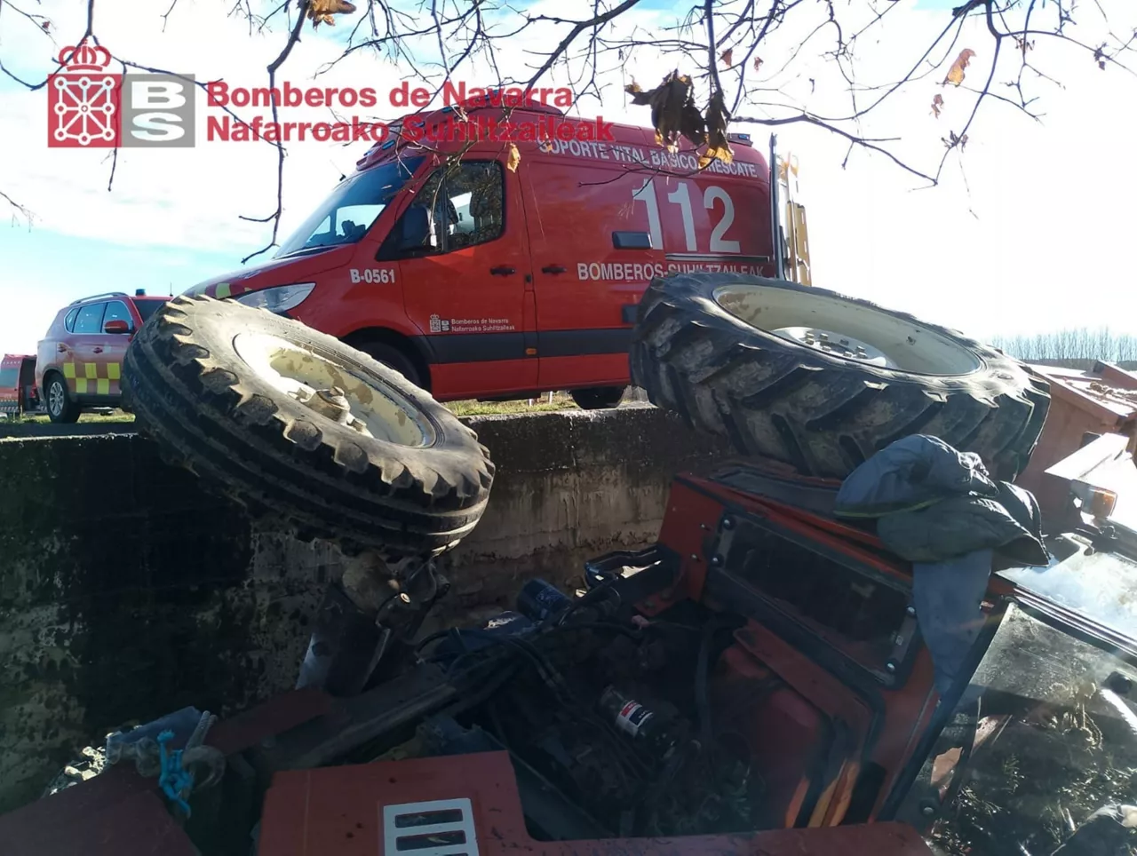 Imagen del tractor volcado en Cáseda.



REMITIDA / HANDOUT por BOMBEROS DE NAVARRA

Fotografía remitida a medios de comunicación exclusivamente para ilustrar la noticia a la que hace referencia la imagen, y citando la procedencia de la imagen en la firma

05/12/2025