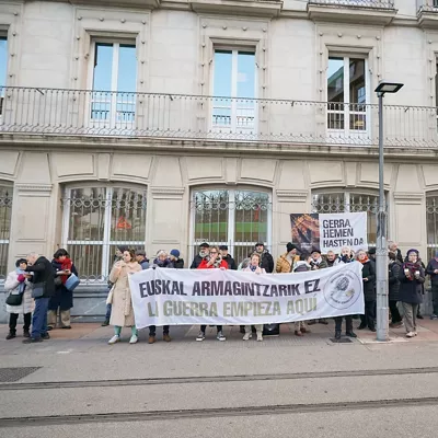 Protesta en el exterior del Parlamento vasco durante el debate de los Presupuestos de 2026, a 23 de diciembre de 2025, en Vitoria-Gasteiz, Álava, País Vasco (España). El Parlamento vasco acoge hoy el pleno para la aprobación definitiva de los Presupuestos vascos para 2026, que, dada la mayoría absoluta del Gobierno vasco, saldrán adelante con el apoyo únicamente de los socios del Ejecutivo (PNV y PSE-EE). El proyecto de Presupuestos fue aprobado el pasado 28 de octubre en consejo de Gobierno y se elevaba a 16.378 millones de euros, un 4,1% más que en 2025.



Iñaki Berasaluce / Europa Press

23/12/2025