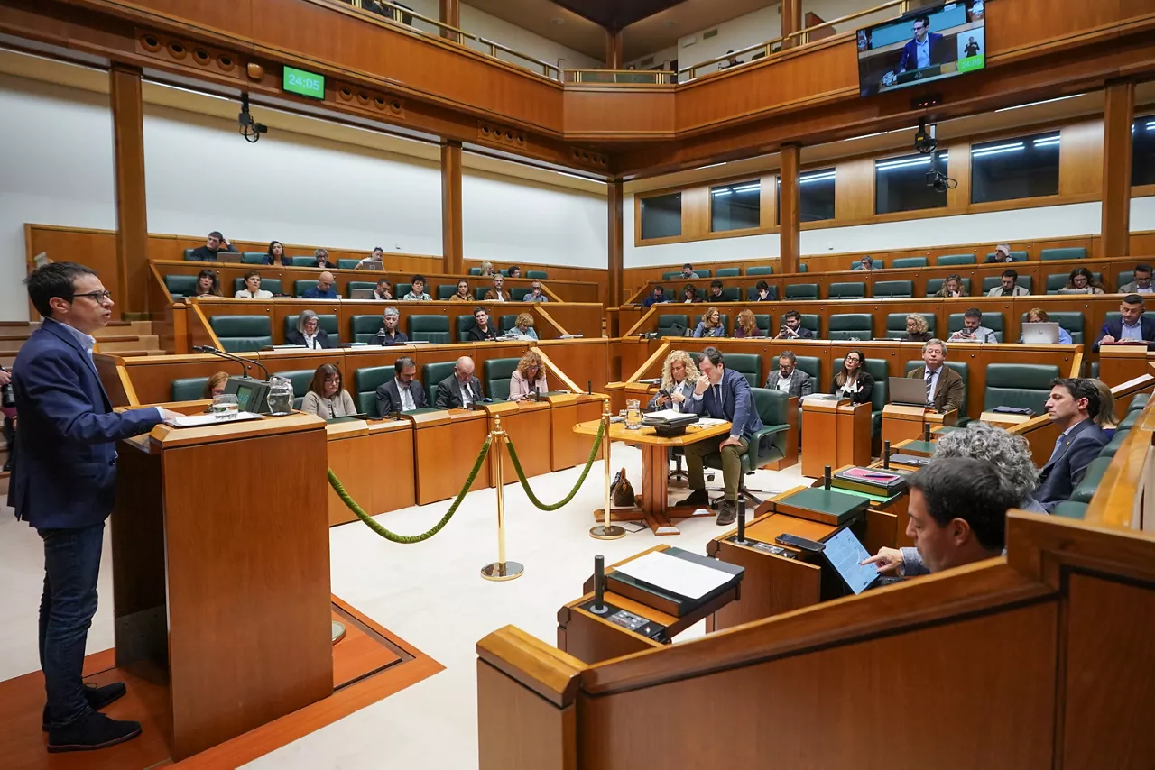 (Foto de ARCHIVO)

El líder de EH Bildu en el Parlamento Vasco, Pello Otxandiano, interviene durante el debate de los Presupuestos de 2026, en el Parlamento vasco, a 23 de diciembre de 2025, en Vitoria-Gasteiz, Álava, País Vasco (España). El Parlamento vasco acoge hoy el pleno para la aprobación definitiva de los Presupuestos vascos para 2026, que, dada la mayoría absoluta del Gobierno vasco, saldrán adelante con el apoyo únicamente de los socios del Ejecutivo (PNV y PSE-EE). El proyecto de Presupuestos fue aprobado el pasado 28 de octubre en consejo de Gobierno y se elevaba a 16.378 millones de euros, un 4,1% más que en 2025.



Iñaki Berasaluce / Europa Press

23/12/2025