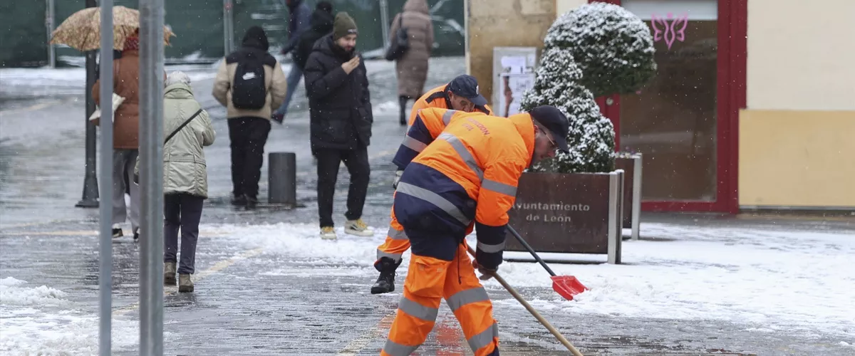 Nevada caída sobre la ciudad, a 23 de enero de 2026, en León, Castilla y León (España). La Xunta suspende las clases en gran parte de Lugo por la borrasca Ingrid. La provincia se cubre de nieve a causa de la borrasca Ingrid, En zonas elevadas, el manto supera los 20 centímetros de espesor.



Fernando Otero / Europa Press

23/1/2026