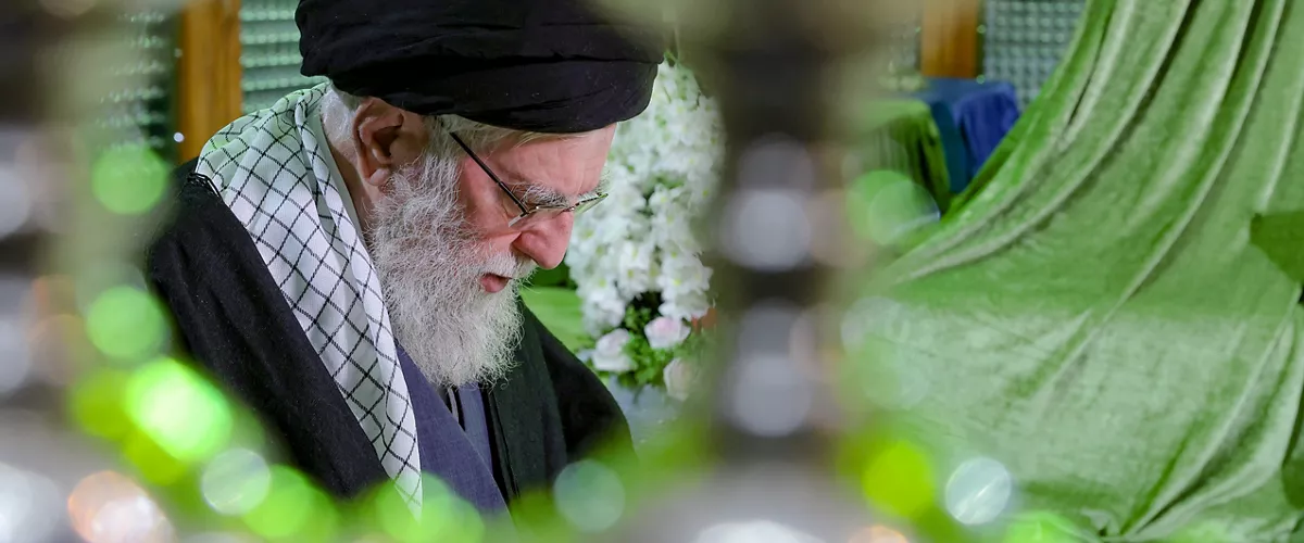 (Foto de ARCHIVO)

January 31, 2026, Tehran, Iran: Iranian Supreme Leader Ayatollah ALI KHAMENEI prays at the grave of the late revolutionary founder Ayatollah Khomeini, commemorating the 47th anniversary of his return from exile during the 1979 Islamic Revolution, in southern Tehran. Iran will celebrate the 47th anniversary of the 1979 Islamic Revolution on 11 February 2026.



Europa Press/Contacto/Iranian Supreme Leader'S Off

31/1/2026