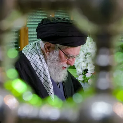 (Foto de ARCHIVO)

January 31, 2026, Tehran, Iran: Iranian Supreme Leader Ayatollah ALI KHAMENEI prays at the grave of the late revolutionary founder Ayatollah Khomeini, commemorating the 47th anniversary of his return from exile during the 1979 Islamic Revolution, in southern Tehran. Iran will celebrate the 47th anniversary of the 1979 Islamic Revolution on 11 February 2026.



Europa Press/Contacto/Iranian Supreme Leader'S Off

31/1/2026