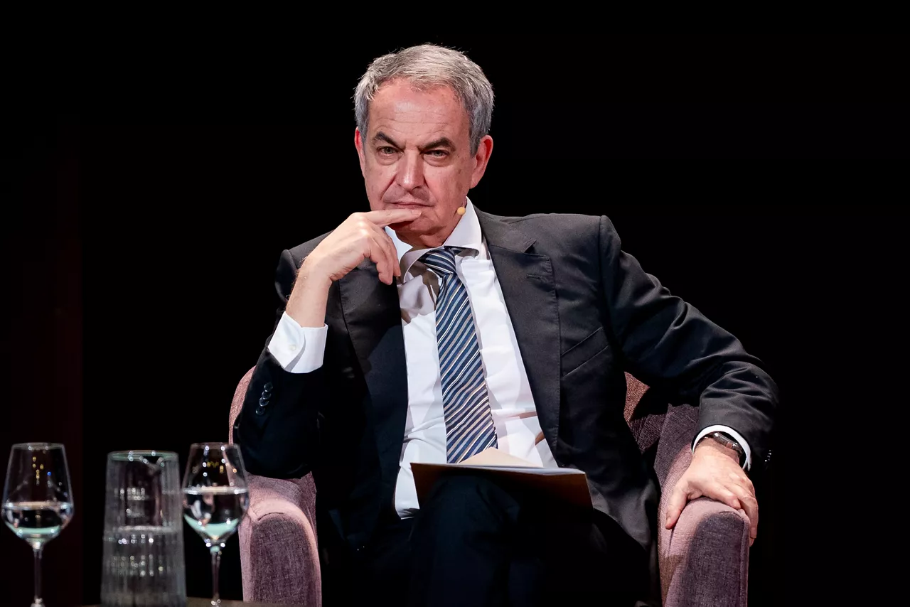 (Foto de ARCHIVO)

El expresidente del Gobierno José Luis Rodríguez Zapatero interviene durante la presentación del libro 'Las huellas de la Transición. 50 años de cambio y conflicto en democracia', en el Ateneo de Madrid, a 3 de febrero de 2026, en Madrid (España). Se trata de un ensayo de Robert M. Fishman e Ignacio Sánchez-Cuenca, que reconstruye el periodo desde la muerte de Franco hasta la consolidación democrática, analizando conflictos, revisiones posteriores y los legados políticos y culturales de la Transición y que sigue influyendo en la política actual.



A. Pérez Meca / Europa Press

03 FEBRERO 2026;LIBRO;ZP;ZAPATERO;LIBRO;CULTURA;

03/2/2026