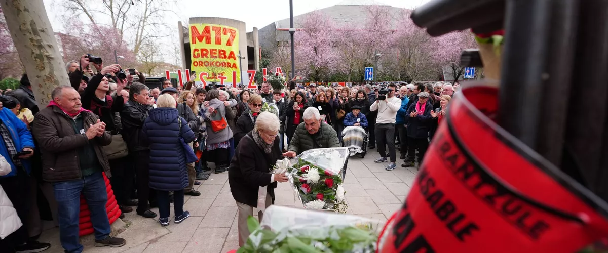 Varias personas durante una concentración por el 50 aniversario de la matanza del 3 de marzo de 1976 en Vitoria, a 3 de marzo de 2026, en Vitoria, Álava, País Vasco (España). La manifestación está organizada por Martxoak 3 Elkartea y los sindicatos ELA, LAB, ESK y Steilas y recuerda la matanza que la policía armada realizó reprimiendo una asamblea de obreros en huelga matando a cinco de ellos durante los primeros meses de la transición.



Iñaki Berasaluce / Europa Press

03 MARZO 2026;MANI;PROTESTA;SINDICATOS;GAZTE BLOQUEA;EUSKADI;POLICÍA;

03/3/2026