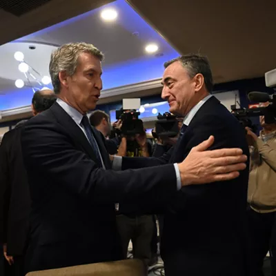 Alberto Núñez Feijóo saluda a Aitor Esteban