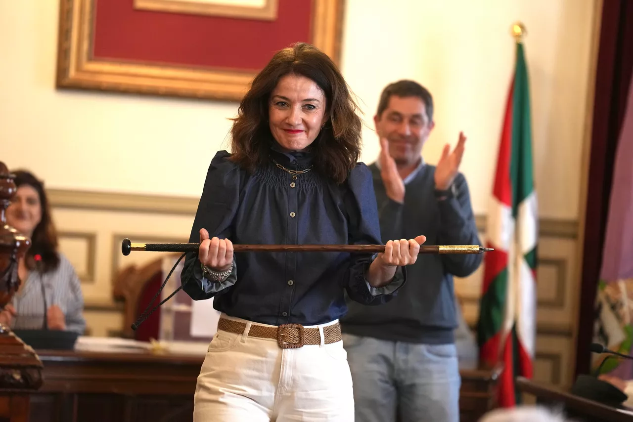 La edil Itziar Carrocera durante el pleno del Ayuntamiento en el que ha resultado nombrada nueva alcaldesa, a 5 de marzo de 2026, en Santurce, Vizcaya, País Vasco (España). El Ayuntamiento de Santurtzi ha celebrado este jueves el pleno para elegir a la nueva alcaldesa del municipio tras la dimisión de Karmele Tubilla el pasado 12 de febrero después de las denuncias de supuestas filtraciones en una OPE (Oferta Pública de Empleo) a Policía Local.



H.Bilbao / Europa Press

05 MARZO 2026;MUNICIPIO;ALCALDÍA

05/3/2026