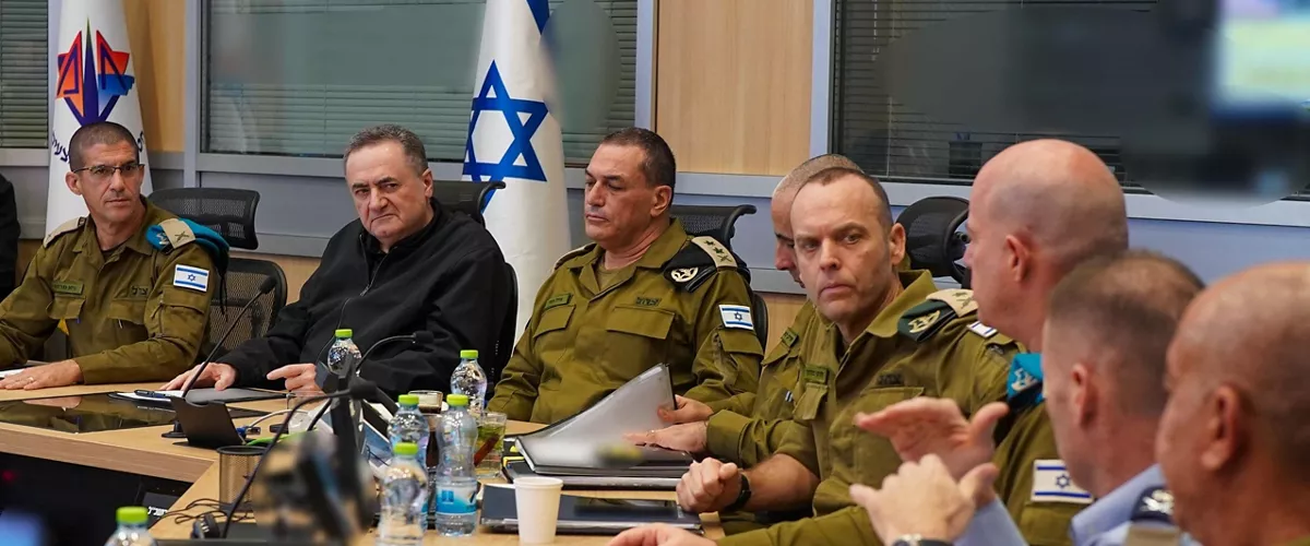 (Foto de ARCHIVO)

El ministro de Defensa de Israel, Israel Katz (vestido de negro), durante una reunión con altos cargos del Ejército en medio de las ofensivas contra Israel e Irán



REMITIDA / HANDOUT por MINISTERIO DE DEFENSA DE ISRAEL/ARIEL HERMONI

Fotografía remitida a medios de comunicación exclusivamente para ilustrar la noticia a la que hace referencia la imagen, y citando la procedencia de la imagen en la firma

13/3/2026