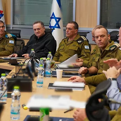 (Foto de ARCHIVO)

El ministro de Defensa de Israel, Israel Katz (vestido de negro), durante una reunión con altos cargos del Ejército en medio de las ofensivas contra Israel e Irán



REMITIDA / HANDOUT por MINISTERIO DE DEFENSA DE ISRAEL/ARIEL HERMONI

Fotografía remitida a medios de comunicación exclusivamente para ilustrar la noticia a la que hace referencia la imagen, y citando la procedencia de la imagen en la firma

13/3/2026