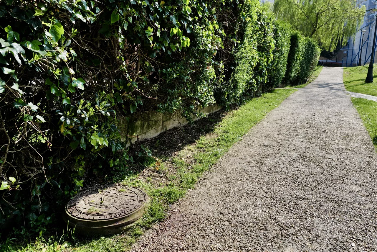 Lugar del suceso, a 22 de marzo de 2026, en Santander, Cantabria (España). El hombre fallecido ayer, 21 de marzo, por la tarde en Santander tras una discusión era aficionado del Racing de Santander y el detenido por estos hechos llevaba una camiseta del Albacete, si bien ambos son vecinos de la capital cántabra, según han confirmado este domingo a Europa Press fuentes policiales. Los dos equipos, Racing y Albacete, disputaban este sábado un partido en los Campos de Sport de El Sardinero a las 16.15 horas, poco antes de que se produjeran los hechos.



Nacho Cubero / Europa Press

22 MARZO 2026;SUCESO;ASESINATO;FANS;VECINOS;PARTIDO;

22/3/2026