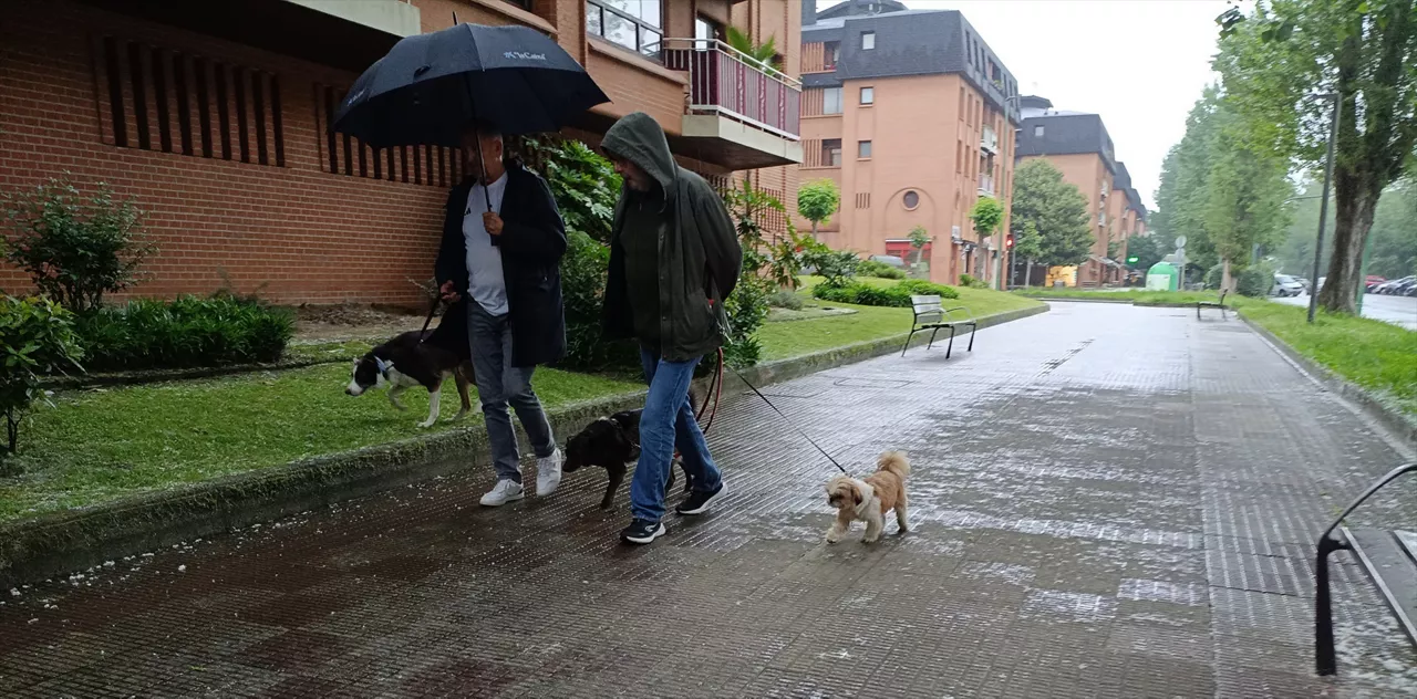 (Foto de ARCHIVO)

Paseantes bajo la lluvia en Getxo (Bizkaia)



EUROPA PRESS

13/5/2026
