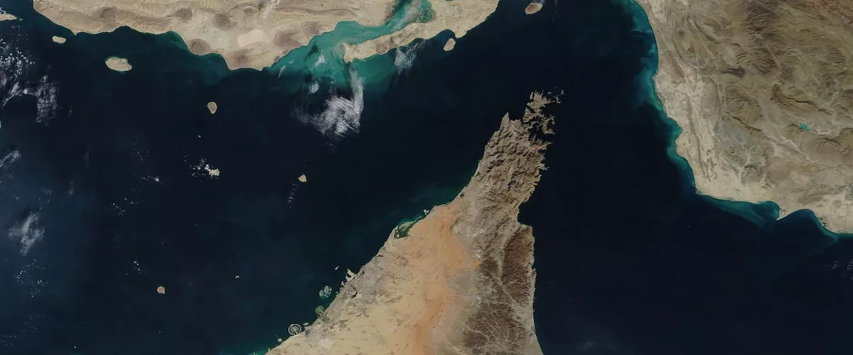 (Foto de ARCHIVO)

March 31, 2026, Strait Of Hormuz, International Waters: Satellite view of the narrow Strait of Hormuz between the Persian Gulf and the Gulf of Oman, separating Iran, above, and the Arabian Peninsula, below, December 2, 2020, in Earth Orbit. Only about 21 miles (34 km) wide at the narrowest point and roughly 96 miles (155 km) long, about thirty percent of the world's seaborne oil and nearly one-quarter of the liquified natural gas supply passes through this strait.



Europa Press/Contacto/Modis Team/Nasa Gsfc

31/3/2026