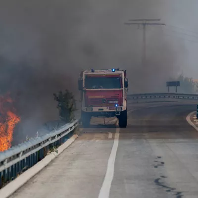 Un camión de bomberos durante las labores de extinción de un incendio forestal, en la carretera M 206 entre Torrejón y Loeches, a 23 de julio de 2026, en Madrid (España). La circulación de alta velocidad entre Madrid y Barcelona ha quedado restablecida en la tarde de este jueves tras el corte provocado por un incendio declarado este mediodía próximo a la vía y que ha afectado a los trenes que cubren el trayecto Mejorada de Campo y Alcalá de Henares.



Alberto Ortega / Europa Press

23/7/2026