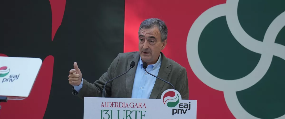 El presidente del EBB de EAJ-PNV, Aitor Esteban, interviene durante la ofrenda floral ante la estatua del fundador del PNV, Sabino Arana, en los Jardines de Albia, a 27 de julio de 2026, en Bilbao, Vizcaya, País Vasco (España). Con esta ofrenda floral el PNV conmemora el 131 aniversario de su fundación.



H.Bilbao / Europa Press

27/7/2026