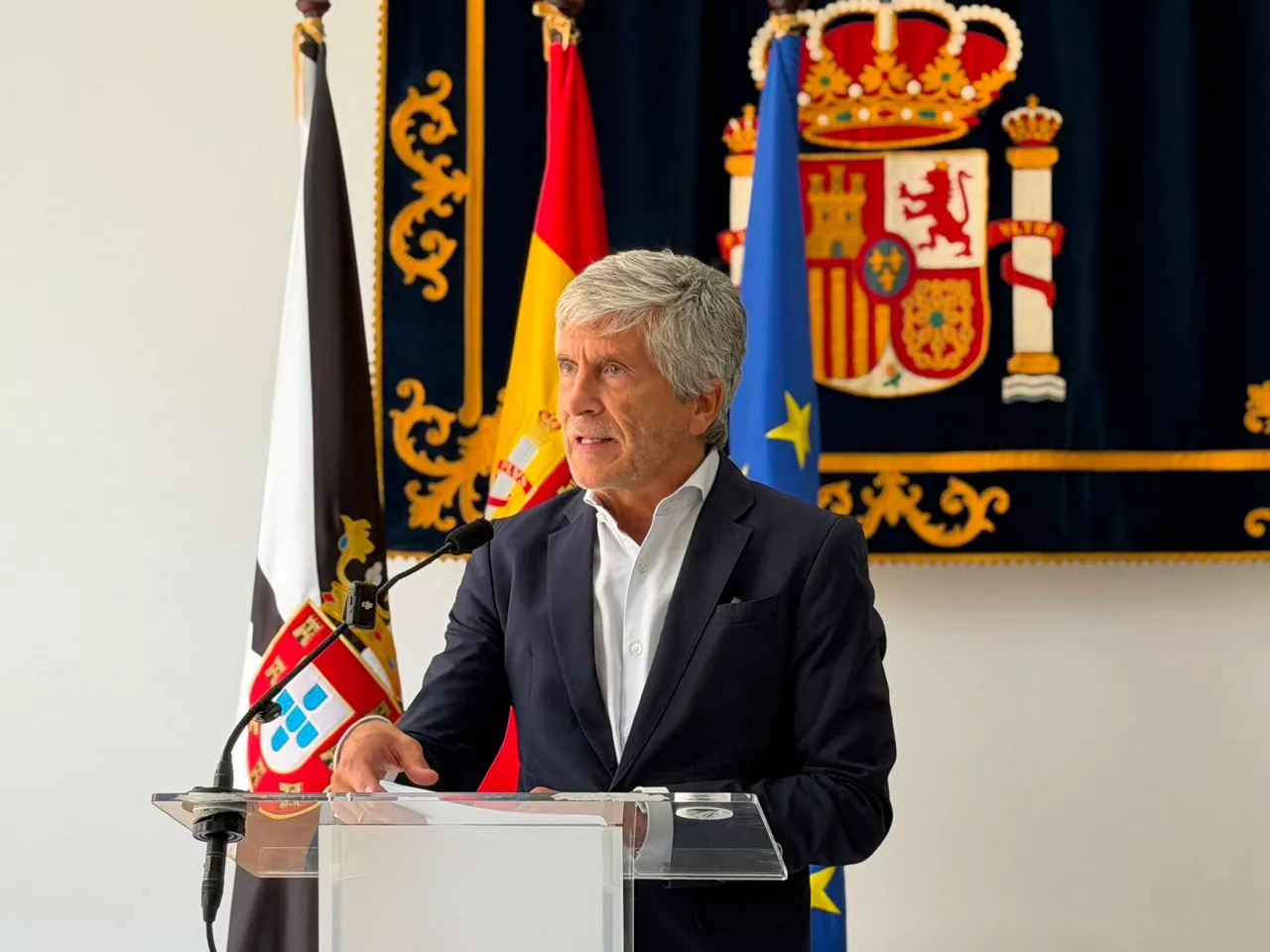 El ministro del Interior, Fernando Grande-Marlaska, atiende a los medios de comunicación, en la Delegación del Gobierno, a 13 de agosto de 2026, en Ceuta (España). Marlaska ha viajado de nuevo a Ceuta para mantener varias reuniones y analizar la evolución de la situación en la ciudad autónoma. El ministro del Interior ha elevado a 1.898 los menores migrantes identificados en Ceuta y ha cifrado en 5.000 los extranjeros que permanecen en la ciudad autónoma después de la entrada masiva de forma irregular el 30 y 31 de julio.



Gabriela Sardá Núñez / Europa Press

13/8/2026