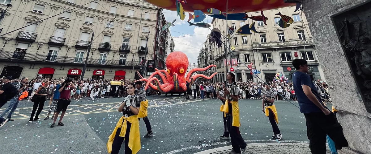 Bali y Pulpo se cruzan al inicio del desfile



EUROPA PRESS

23/8/2026