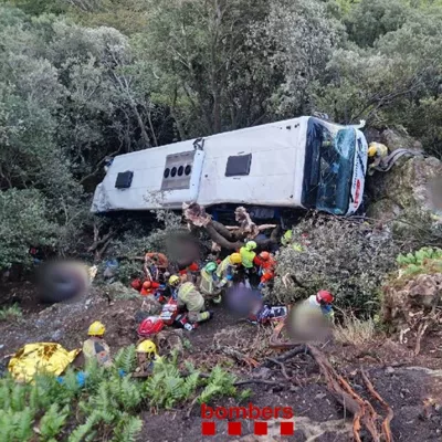Imagen del autobús accidentado



REMITIDA / HANDOUT por BOMBERS DE LA GENERALITAT

Fotografía remitida a medios de comunicación exclusivamente para ilustrar la noticia a la que hace referencia la imagen, y citando la procedencia de la imagen en la firma

25/10/2026