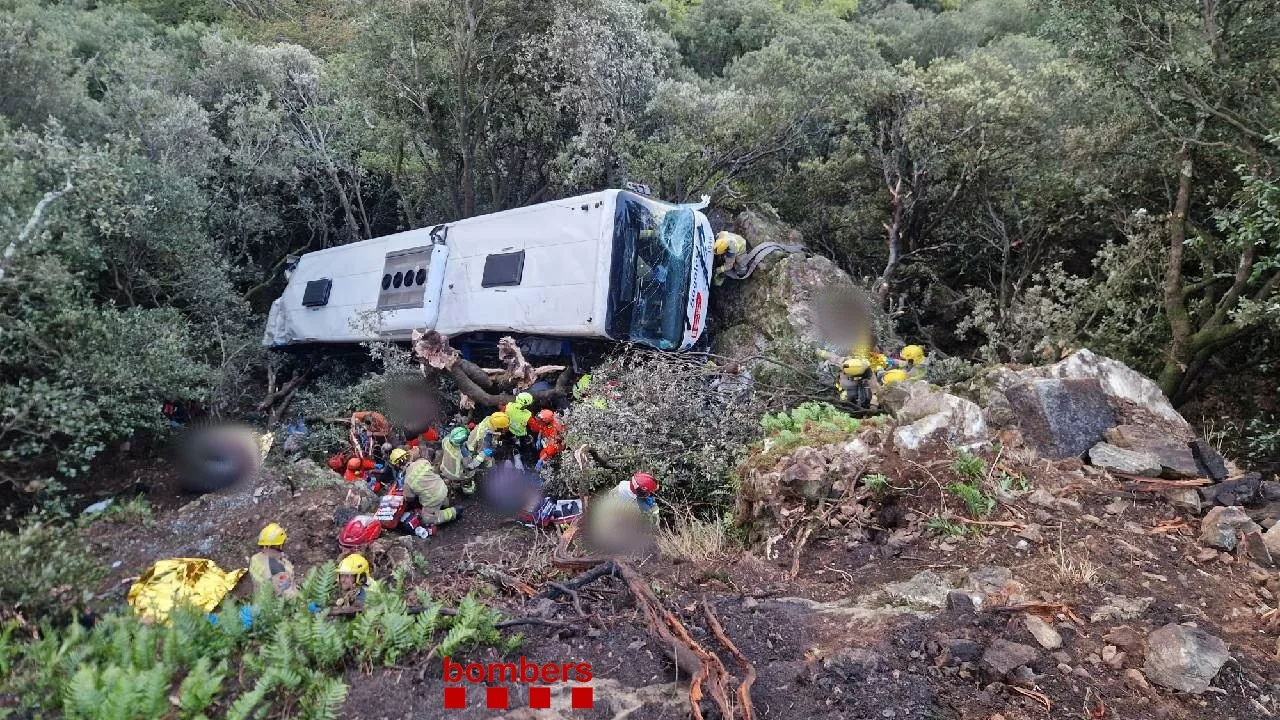 Imagen del autobús accidentado



REMITIDA / HANDOUT por BOMBERS DE LA GENERALITAT

Fotografía remitida a medios de comunicación exclusivamente para ilustrar la noticia a la que hace referencia la imagen, y citando la procedencia de la imagen en la firma

25/10/2026