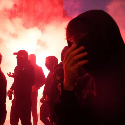 Varias personas incendian coches y contenedores, tras una concentración de diversos agentes sociales con el lema  "Euskal Herrian Faxismoaren Ez!", a 26 de octubre de 2026, en Bilbao, País Vasco (España). La tensión en Bilbao se produce tras los graves altercados registrados en paradas previas del tour. En Pamplona la cita derivó en cargas policiales y disturbios en la plaza Yamaguchi, mientras que en la Universidad Autónoma de Barcelona (UAB) y en Zaragoza la movilización de centenares de opositores impidió el desarrollo normal de sus intervenciones.



H.Bilbao / Europa Press

26 OCTUBRE 2026;FUEGO

26/10/2026