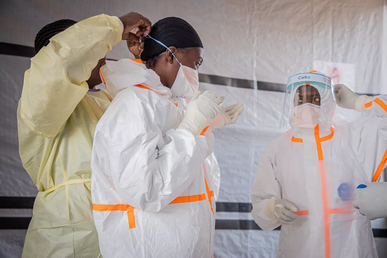 (Foto de ARCHIVO)

BEIJING, July 7, 2026  -- Medical workers put on protective suits at an Ebola treatment center in Bunia, the capital of Ituri Province in the Democratic Republic of the Congo, July 6, 2026. The death toll from the latest Ebola outbreak in the Democratic Republic of the Congo has surpassed 500, according to a report released Sunday by the country's health authorities.



Europa Press/Contacto/Xin Huashefa

06/7/2026