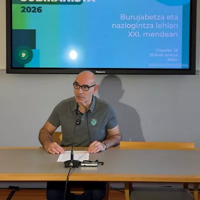 El representante de Gure Esku Josu Etxaburu presenta la conferencia 'La soberanía y la nación en disputa en el siglo XXI'.



REMITIDA / HANDOUT por GURE ESKU

Fotografía remitida a medios de comunicación exclusivamente para ilustrar la noticia a la que hace referencia la imagen, y citando la procedencia de la imagen en la firma

03/2/2026
