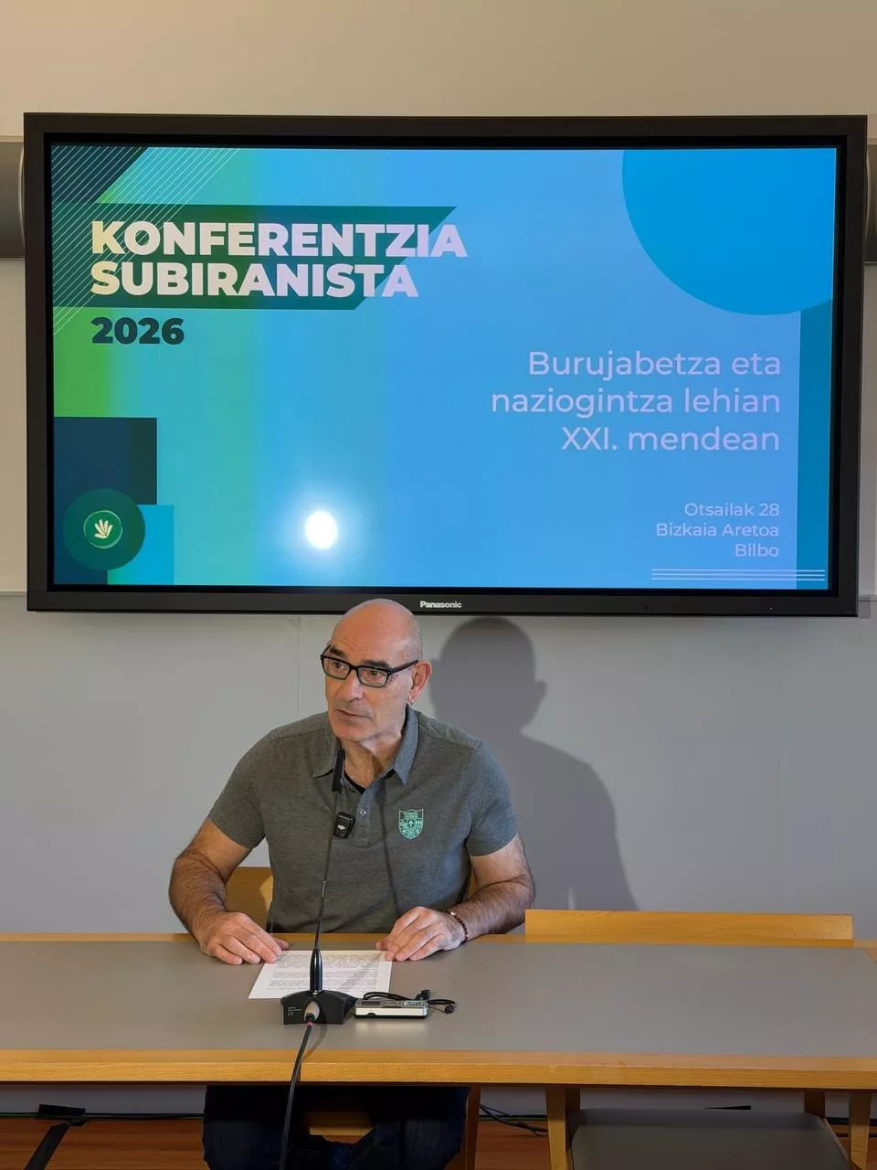 El representante de Gure Esku Josu Etxaburu presenta la conferencia 'La soberanía y la nación en disputa en el siglo XXI'.



REMITIDA / HANDOUT por GURE ESKU

Fotografía remitida a medios de comunicación exclusivamente para ilustrar la noticia a la que hace referencia la imagen, y citando la procedencia de la imagen en la firma

03/2/2026