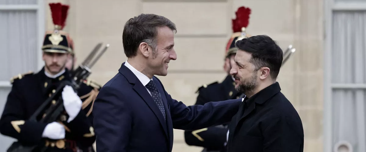 01 December 2025, France, Paris: France's President Emmanuel Macron (L) welcomes his Ukrainian counterpart Volodymyr Zelensky ahead of their meeting at the Elysee palace. Photo: Stephane De Sakutin/AFP/dpa



01/12/2025 ONLY FOR USE IN SPAIN