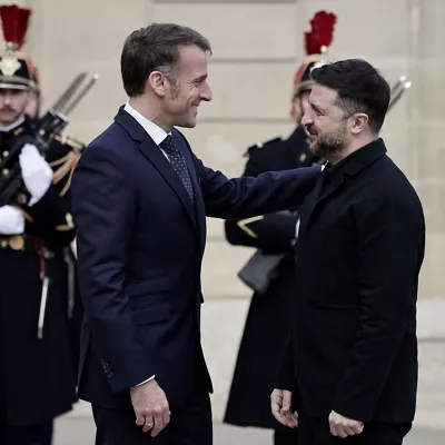 01 December 2025, France, Paris: France's President Emmanuel Macron (L) welcomes his Ukrainian counterpart Volodymyr Zelensky ahead of their meeting at the Elysee palace. Photo: Stephane De Sakutin/AFP/dpa



01/12/2025 ONLY FOR USE IN SPAIN