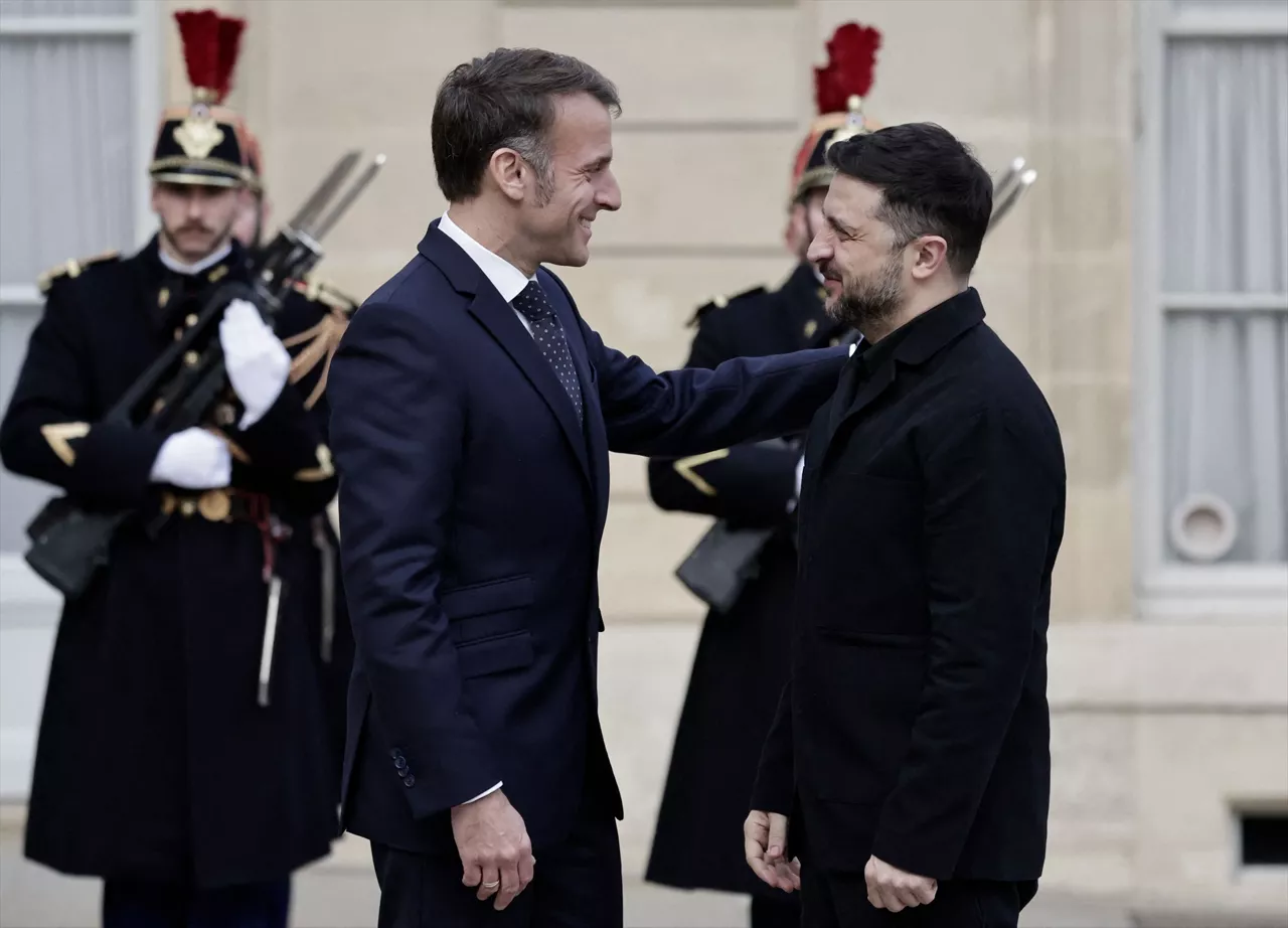 01 December 2025, France, Paris: France's President Emmanuel Macron (L) welcomes his Ukrainian counterpart Volodymyr Zelensky ahead of their meeting at the Elysee palace. Photo: Stephane De Sakutin/AFP/dpa



01/12/2025 ONLY FOR USE IN SPAIN