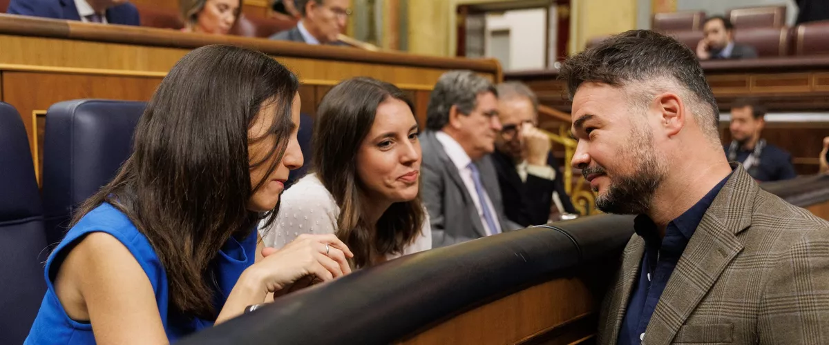 (Foto de ARCHIVO)

La ministra de Derechos Sociales y Agenda 2030 en funciones, Ione Belarra (1i); la ministra de Igualdad en funciones, Irene Montero (2i), y el portavoz de ERC en el Congreso, Gabriel Rufián (1d), conversan durante el pleno de investidura del líder del Partido Popular, en el Congreso de los Diputados, a 27 de septiembre de 2023, en Madrid (España). El presidente del PP y candidato al Gobierno se sometió ayer, 26 de septiembre, a la primera sesión de su debate de investidura en el Congreso, que duró siete horas y media y fue el primero en el que se escuchan discursos en lenguas cooficiales con el uso de pinganillos para recibir la traducción simultánea. Hoy, se vota su candidatura en 'primera vuelta', resultado que marcará el pleno previsto para celebrarse en 488 horas, el viernes, 29 de septiembre, en caso de Feijóo no logre la mayoría absoluta (176 diputados) que se requiere en el primer intento.



Eduardo Parra / Europa Press

27 SEPTIEMBRE 2023;MADRID;SEGUNDO DÍA SESIÓN INVESTIDURA;CONGRESO DE LOS DIPUTADOS;FEIJÓO

27/9/2023
