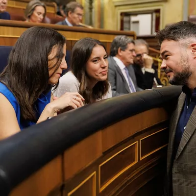 (Foto de ARCHIVO)

La ministra de Derechos Sociales y Agenda 2030 en funciones, Ione Belarra (1i); la ministra de Igualdad en funciones, Irene Montero (2i), y el portavoz de ERC en el Congreso, Gabriel Rufián (1d), conversan durante el pleno de investidura del líder del Partido Popular, en el Congreso de los Diputados, a 27 de septiembre de 2023, en Madrid (España). El presidente del PP y candidato al Gobierno se sometió ayer, 26 de septiembre, a la primera sesión de su debate de investidura en el Congreso, que duró siete horas y media y fue el primero en el que se escuchan discursos en lenguas cooficiales con el uso de pinganillos para recibir la traducción simultánea. Hoy, se vota su candidatura en 'primera vuelta', resultado que marcará el pleno previsto para celebrarse en 488 horas, el viernes, 29 de septiembre, en caso de Feijóo no logre la mayoría absoluta (176 diputados) que se requiere en el primer intento.



Eduardo Parra / Europa Press

27 SEPTIEMBRE 2023;MADRID;SEGUNDO DÍA SESIÓN INVESTIDURA;CONGRESO DE LOS DIPUTADOS;FEIJÓO

27/9/2023