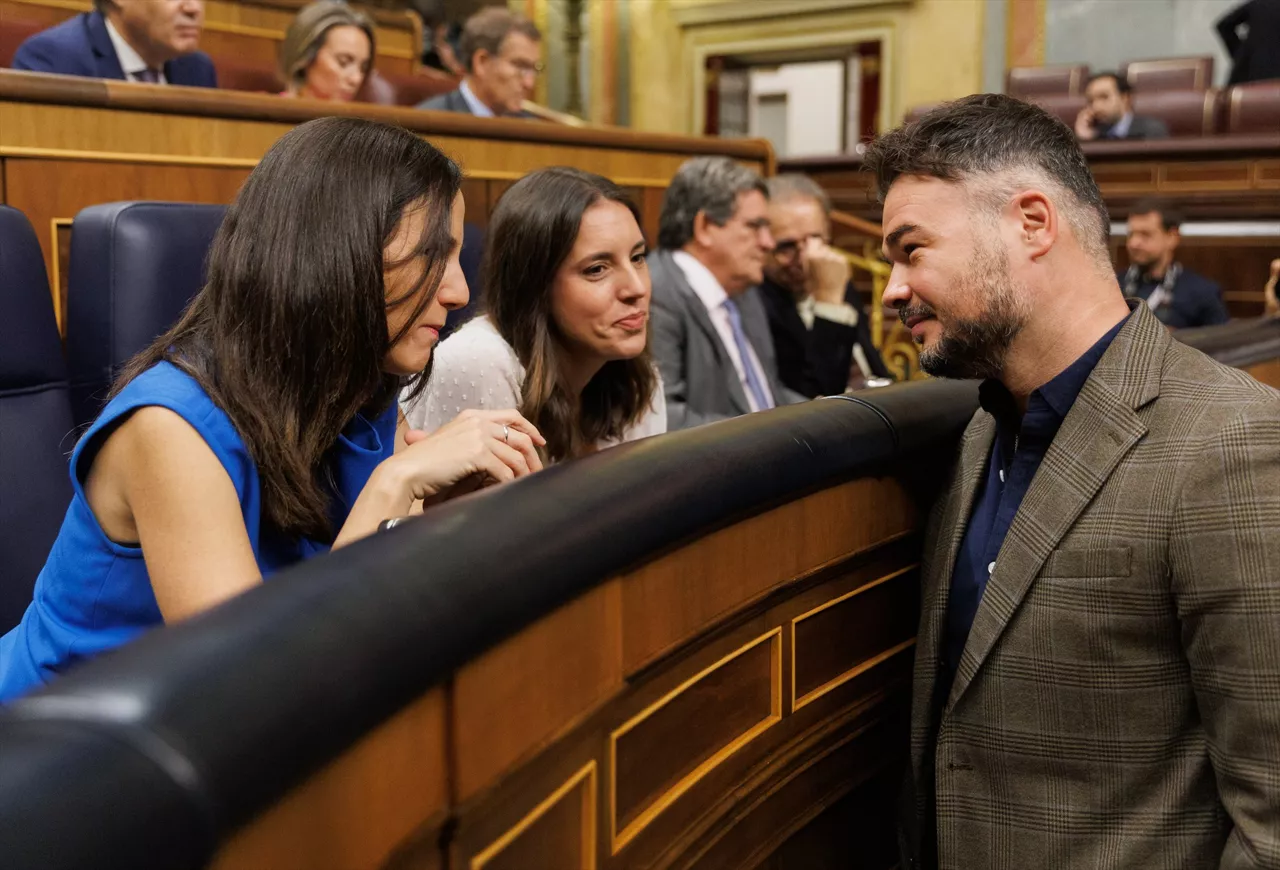 (Foto de ARCHIVO)

La ministra de Derechos Sociales y Agenda 2030 en funciones, Ione Belarra (1i); la ministra de Igualdad en funciones, Irene Montero (2i), y el portavoz de ERC en el Congreso, Gabriel Rufián (1d), conversan durante el pleno de investidura del líder del Partido Popular, en el Congreso de los Diputados, a 27 de septiembre de 2023, en Madrid (España). El presidente del PP y candidato al Gobierno se sometió ayer, 26 de septiembre, a la primera sesión de su debate de investidura en el Congreso, que duró siete horas y media y fue el primero en el que se escuchan discursos en lenguas cooficiales con el uso de pinganillos para recibir la traducción simultánea. Hoy, se vota su candidatura en 'primera vuelta', resultado que marcará el pleno previsto para celebrarse en 488 horas, el viernes, 29 de septiembre, en caso de Feijóo no logre la mayoría absoluta (176 diputados) que se requiere en el primer intento.



Eduardo Parra / Europa Press

27 SEPTIEMBRE 2023;MADRID;SEGUNDO DÍA SESIÓN INVESTIDURA;CONGRESO DE LOS DIPUTADOS;FEIJÓO

27/9/2023