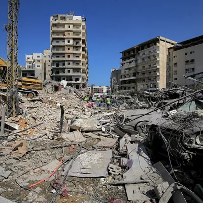 (Foto de ARCHIVO)

June 2, 2026, Beirut, Beirut, Lebanon: Members of Islamic Association inspect demolished buildings that were targeted by Israeli air strikes in the vicinity of Jabal Amel Hospital in the southern Lebanese port city of Tyre. Clashes have continued in southern Lebanon despite Israel and Hezbollah accepting a US plan for a partial ceasefire. President Donald Trump said he had spoken to both sides and ''they agreed that all shooting will stop'', after Iran warned Israeli military actions in Lebanon were a threat to the US-Iran ceasefire.     Photo: Marwan Naamani/dpa



Europa Press/Contacto/Marwan Naamani

02/6/2026