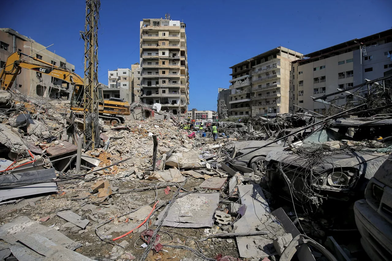 (Foto de ARCHIVO)

June 2, 2026, Beirut, Beirut, Lebanon: Members of Islamic Association inspect demolished buildings that were targeted by Israeli air strikes in the vicinity of Jabal Amel Hospital in the southern Lebanese port city of Tyre. Clashes have continued in southern Lebanon despite Israel and Hezbollah accepting a US plan for a partial ceasefire. President Donald Trump said he had spoken to both sides and ''they agreed that all shooting will stop'', after Iran warned Israeli military actions in Lebanon were a threat to the US-Iran ceasefire.     Photo: Marwan Naamani/dpa



Europa Press/Contacto/Marwan Naamani

02/6/2026