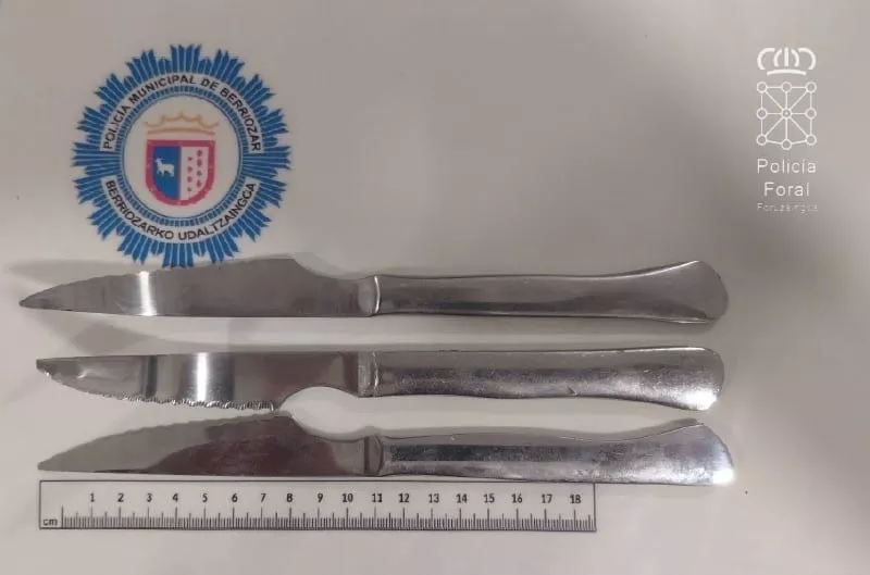 Cuchillos de cocina intervenidos al detenido.



REMITIDA / HANDOUT por POLICÍA FORAL

Fotografía remitida a medios de comunicación exclusivamente para ilustrar la noticia a la que hace referencia la imagen, y citando la procedencia de la imagen en la firma

16/9/2026