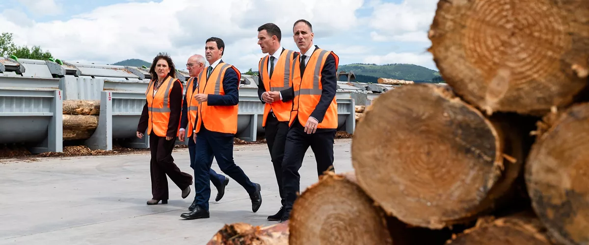 El Lehendakari, Imanol Pradales, y la consejera de Alimentación, Desarrollo Rural, Agricultura y Pesca, Amaia Barredo, en la inauguración de la nueva planta Erorki y Lana en Murga.