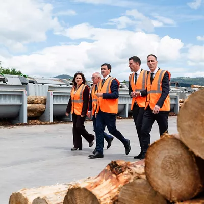 El Lehendakari, Imanol Pradales, y la consejera de Alimentación, Desarrollo Rural, Agricultura y Pesca, Amaia Barredo, en la inauguración de la nueva planta Erorki y Lana en Murga.