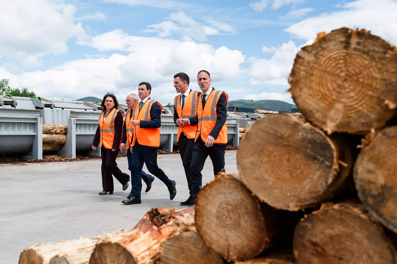 El Lehendakari, Imanol Pradales, y la consejera de Alimentación, Desarrollo Rural, Agricultura y Pesca, Amaia Barredo, en la inauguración de la nueva planta Erorki y Lana en Murga.