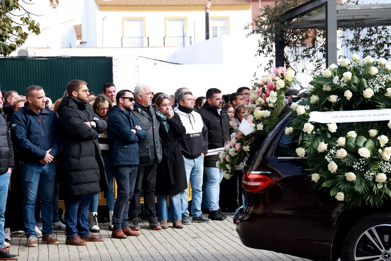 Familiares y vecinos de la familia Zamorano fallecidos en el accidente de Adamuz, muestran su dolor tras la misa funeral celebrada en su memoria, en la capilla ardiente instalada en el Pabellón de Deportes de Aljaraque (Huelva), localidad donde residían.  A 22 de enero de 2026, en Huelva (Andalucía, España). Con al menos 27 víctimas mortales Huelva es la provincia mas afectada en número de fallecidos, que el accidente ferroviario ocurrido en la tarde del pasado domingo, 18 de enero, en la localidad cordobesa de Adamuz ha causado.



Rocío Ruz / Europa Press

22/1/2026