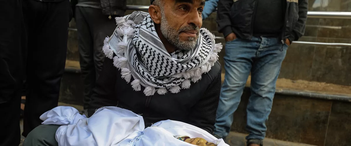 04 February 2026, Palestinian Territories, Gaza: Palestinians bid farewell to a number of victims at Al-Shifa Hospital in Gaza City. They were killed in several Israeli attacks last night in the Gaza Strip, which resulted in the deaths of 18 Palestinians, including four children and a woman, according to medical sources. Photo: Omar Ashtawy/APA Images via ZUMA Press Wire/dpa



Omar Ashtawy/APA Images via ZUMA / DPA

04/2/2026 ONLY FOR USE IN SPAIN