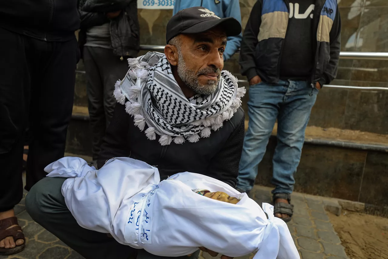 04 February 2026, Palestinian Territories, Gaza: Palestinians bid farewell to a number of victims at Al-Shifa Hospital in Gaza City. They were killed in several Israeli attacks last night in the Gaza Strip, which resulted in the deaths of 18 Palestinians, including four children and a woman, according to medical sources. Photo: Omar Ashtawy/APA Images via ZUMA Press Wire/dpa



Omar Ashtawy/APA Images via ZUMA / DPA

04/2/2026 ONLY FOR USE IN SPAIN