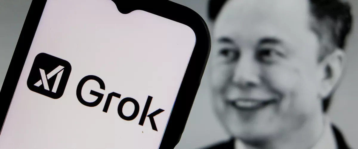 (Foto de ARCHIVO)

January 13, 2026, Bandung, West Java, Indonesia: In this photo illustration, the Grok logo is displayed on a smartphone in front the ELON MUSK photo profile.



Europa Press/Contacto/Algi Febri Sugita

13/1/2026