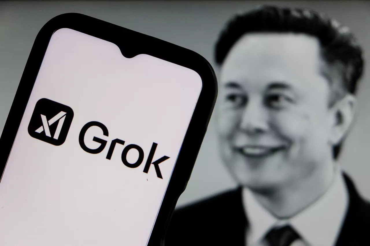 (Foto de ARCHIVO)

January 13, 2026, Bandung, West Java, Indonesia: In this photo illustration, the Grok logo is displayed on a smartphone in front the ELON MUSK photo profile.



Europa Press/Contacto/Algi Febri Sugita

13/1/2026