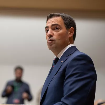 El Lehendakari, Imanol Pradales, durante el pleno de Política General en el Parlamento Vasco, a 17 de septiembre de 2026, en Vitoria-Gasteiz.